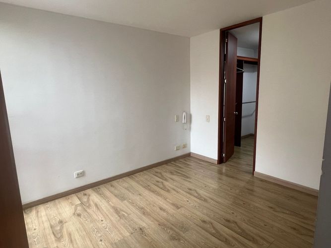 Apartamento de 3 alcobas en venta en La Felicidad, Bogotá, 70 m² · foto 2 de 24