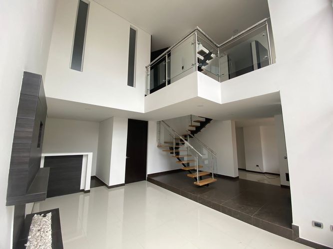Casa de 4 alcobas en venta en Cota, 145 m² · foto 2 de 24