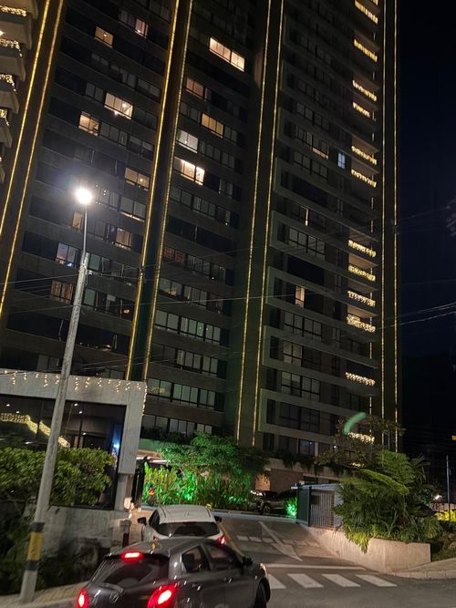 Apartamento de 2 alcobas en venta en El Poblado, Medellín, 139 m² · foto 2 de 11