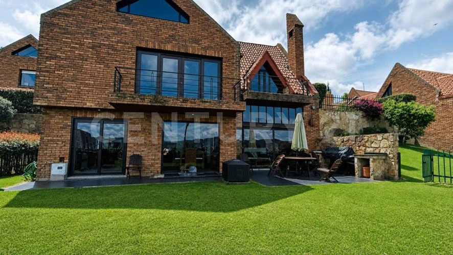 Casa de 3 alcobas en venta en San Jose De Bavaria, Bogotá, 350 m² · foto 2 de 21