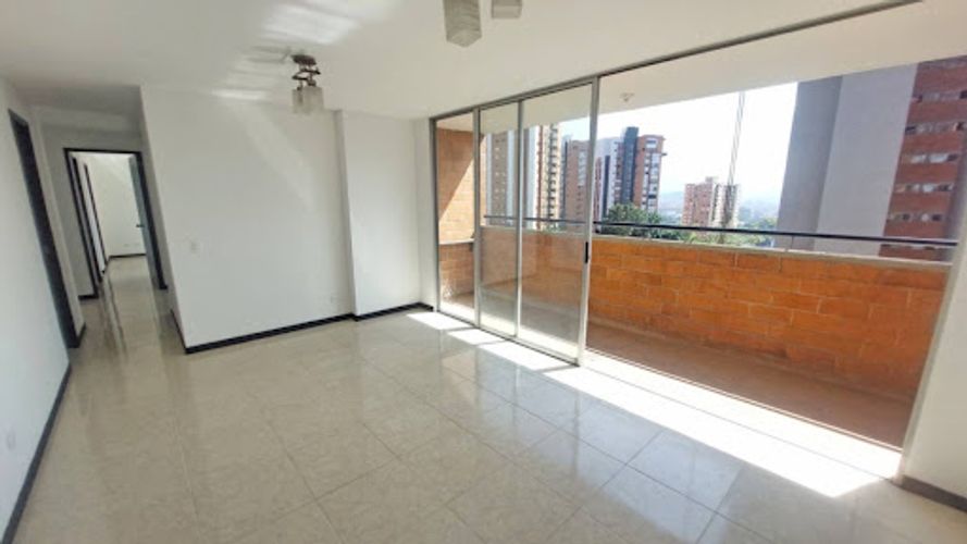 Apartamento de 3 alcobas en arriendo en Loma De Los Bernal, Medellín, 90 m² · foto 2 de 21