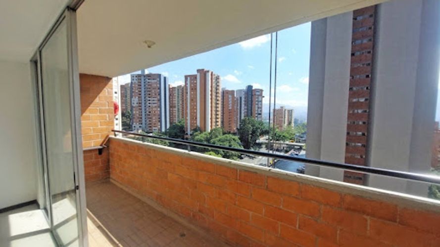 Apartamento de 3 alcobas en arriendo en Loma De Los Bernal, Medellín, 90 m² · foto 3 de 21