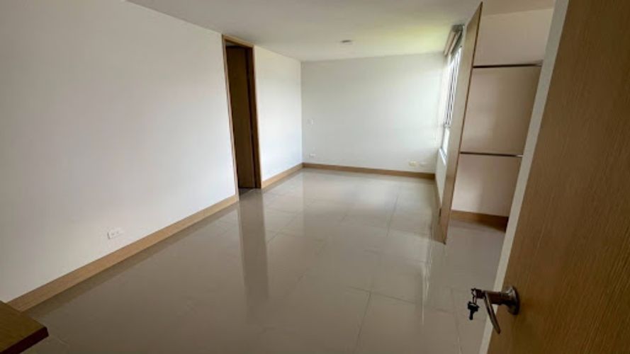 Apartamento de 2 alcobas en arriendo en Loma Del Indio, Medellín, 90 m² · foto 2 de 9