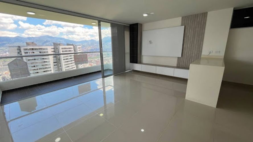 Apartamento de 2 alcobas en arriendo en Loma Del Indio, Medellín, 90 m² · foto 3 de 9