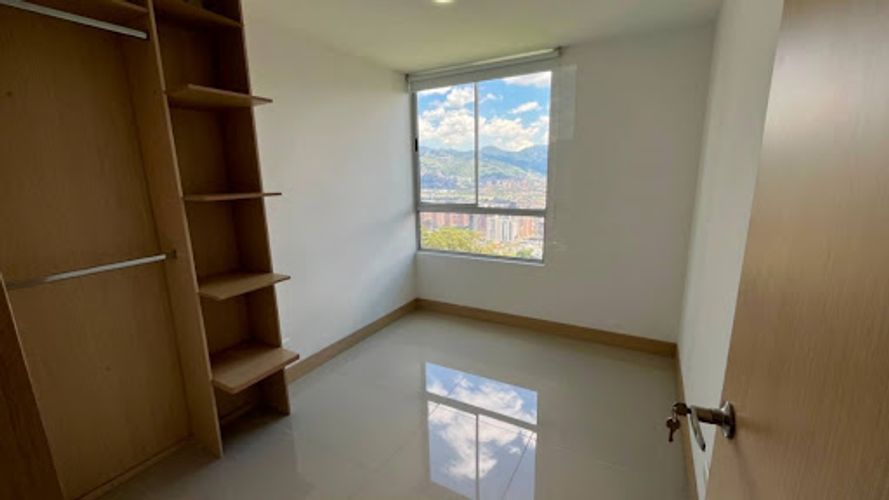 Apartamento de 2 alcobas en arriendo en Loma Del Indio, Medellín, 90 m² · foto 4 de 9