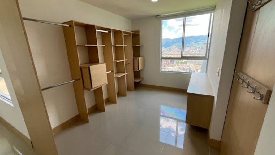 Apartamento de 2 alcobas en arriendo en Loma Del Indio, Medellín, 90 m² · foto 5 de 9