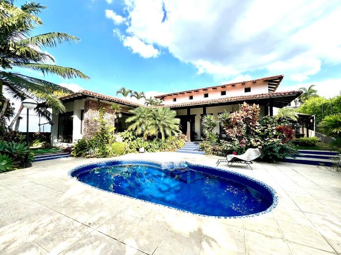 Casa de 3 alcobas en venta en Ciudad Jardin, Cali, 1136 m² · foto 2 de 14
