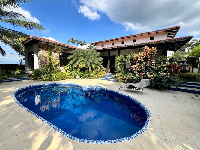 Casa de 3 alcobas en venta en Ciudad Jardin, Cali, 1136 m² · foto 3 de 14