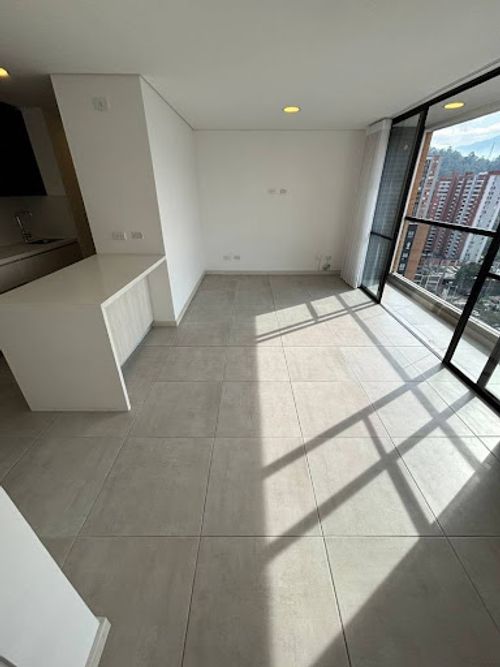 Apartamento de 2 alcobas en arriendo en Los Colores, Medellín, 80 m² · foto 2 de 10