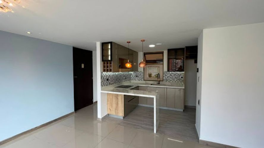Apartamento de 3 alcobas en arriendo en Altos Del Poblado, Medellín, 98 m² · foto 2 de 16