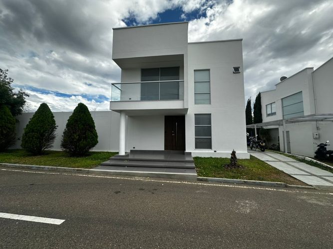Casa de 5 alcobas en venta en La Sabana, Villa del Rosario, 370 m² · foto 2 de 24