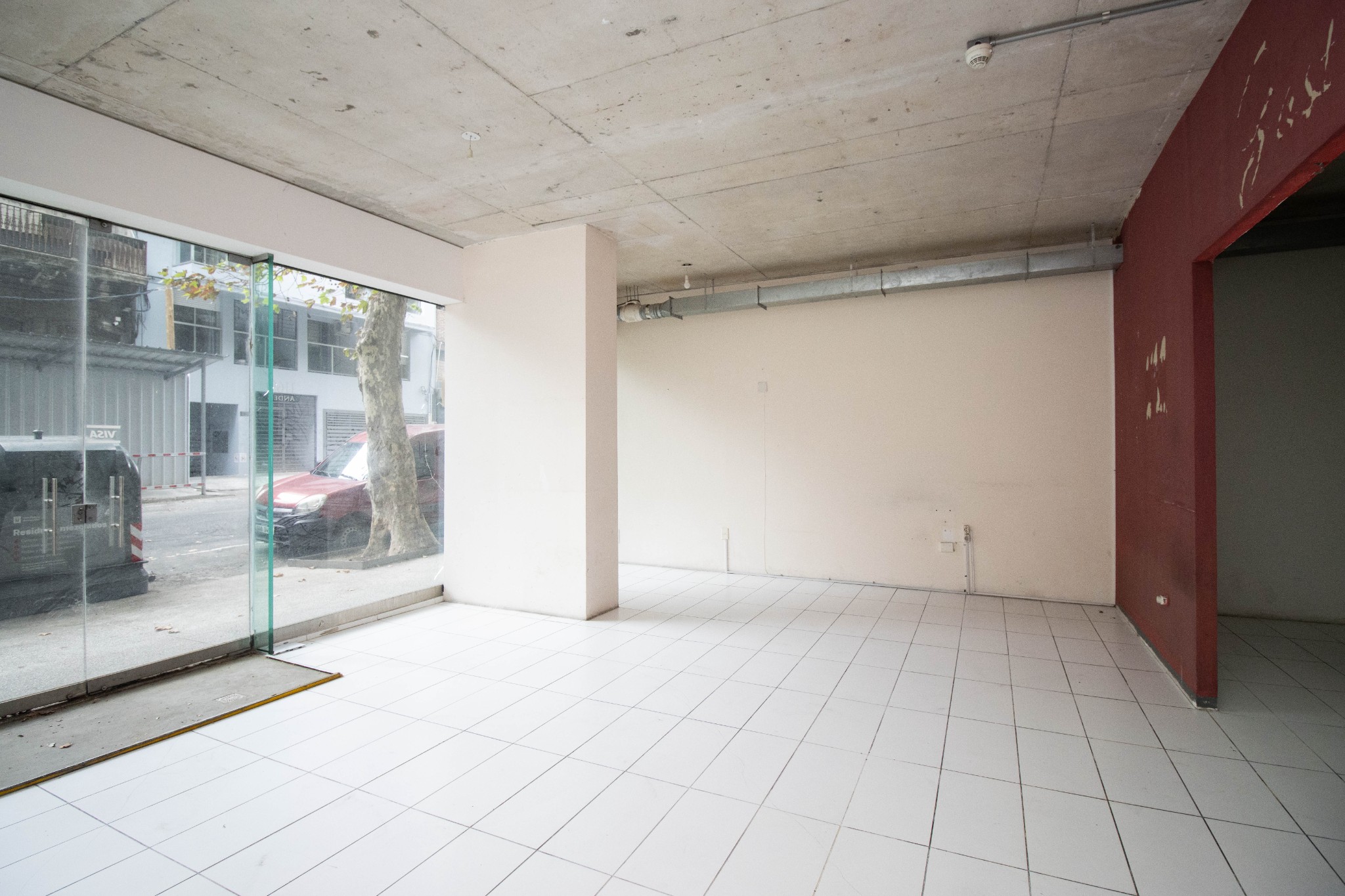 Alquiler local comercial con vidriera hacia la calle.