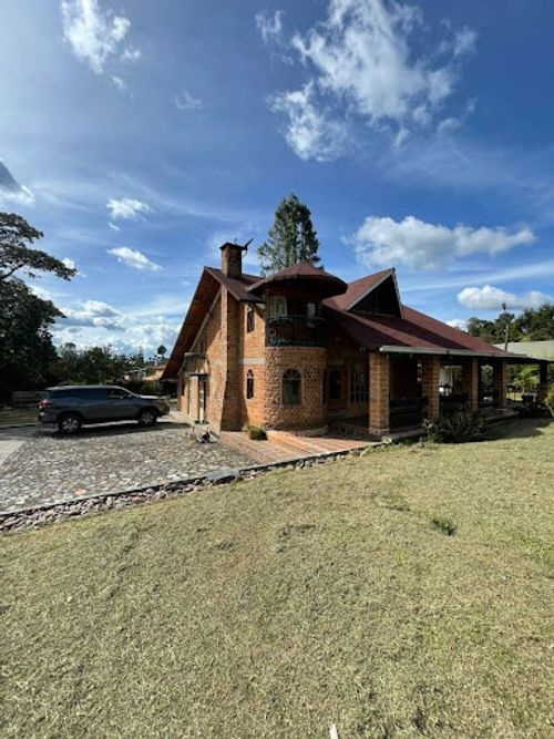 Casa de 4 alcobas en arriendo en Santa Elena, Medellín, 450 m² · foto 6 de 24
