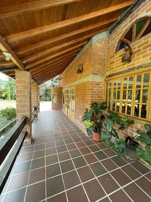 Casa de 4 alcobas en arriendo en Santa Elena, Medellín, 450 m² · foto 9 de 24