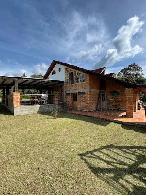 Casa de 4 alcobas en arriendo en Santa Elena, Medellín, 450 m² · foto 12 de 24