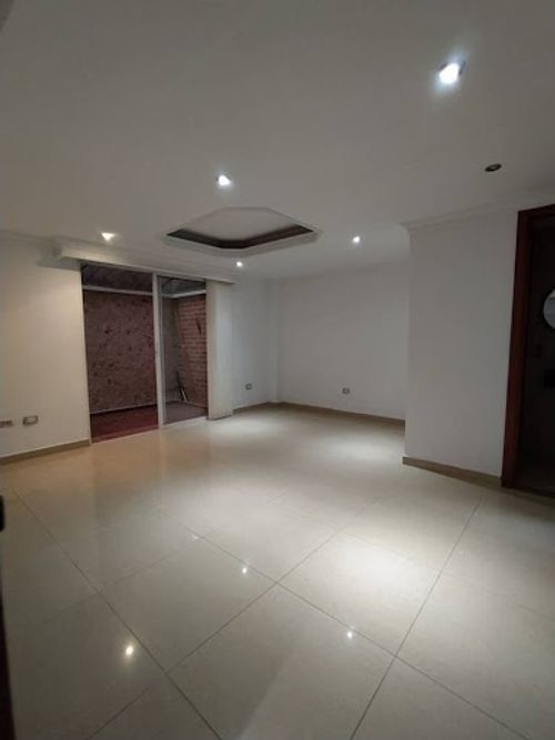 Casa de 5 alcobas en arriendo en Las Granjas, Medellín, 360 m² · foto 3 de 22