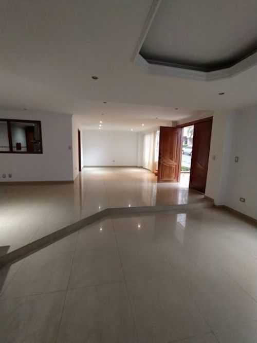 Casa de 5 alcobas en arriendo en Las Granjas, Medellín, 360 m² · foto 9 de 22