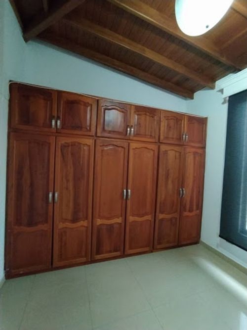 Casa de 5 alcobas en arriendo en Las Granjas, Medellín, 360 m² · foto 10 de 22