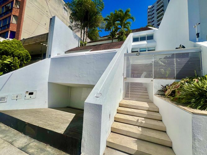Casa de 4 alcobas en venta en Normandia, Cali, 402 m² · foto 2 de 24