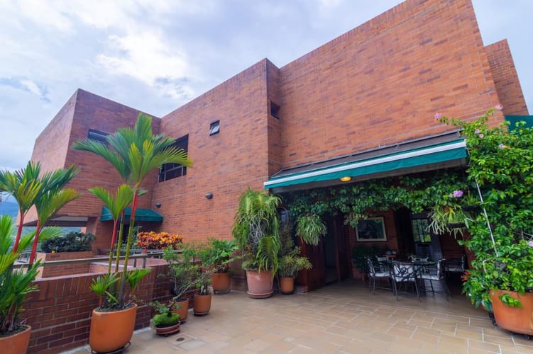Apartamento de 4 alcobas en venta en Normandia, Cali, 389 m² · foto 2 de 24