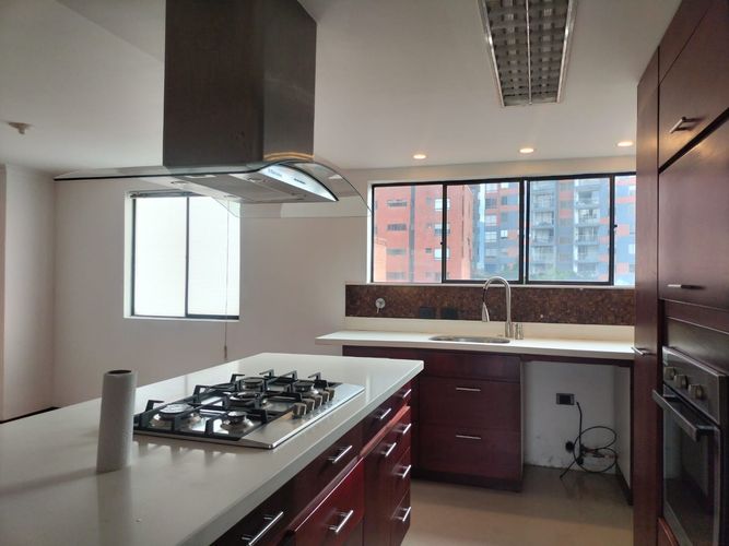 Apartamento de 2 alcobas en venta en El Poblado, Medellín, 183 m² · foto 11 de 18