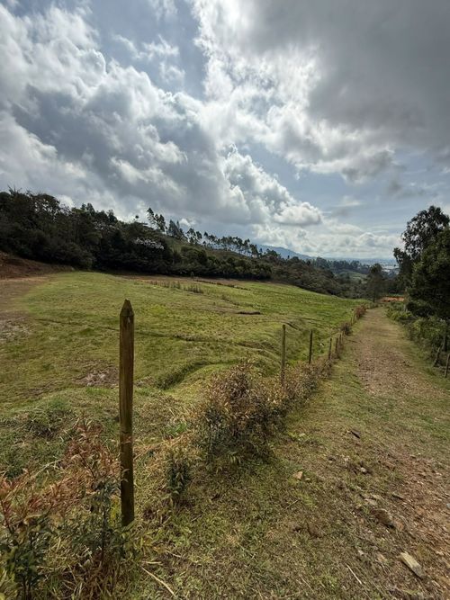 Lote en venta en Guarne, 2782 m² · foto 2 de 3