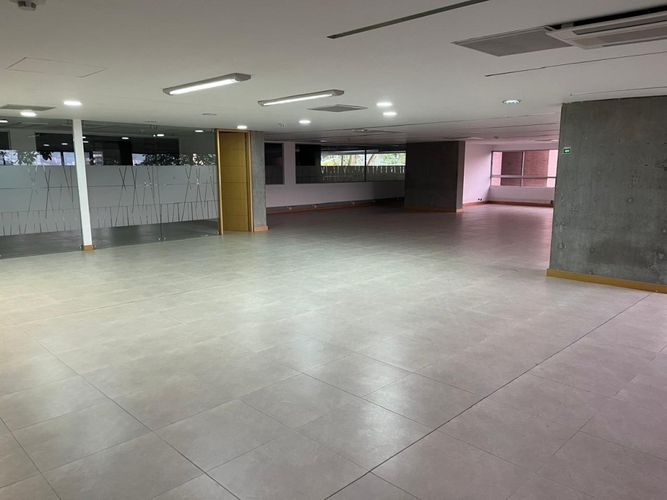 Oficina en arriendo en Castropol, Medellín, 897 m² · foto 2 de 18