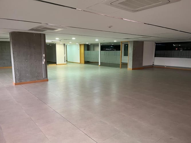Oficina en arriendo en Castropol, Medellín, 897 m² · foto 3 de 18