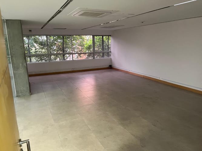 Oficina en arriendo en Castropol, Medellín, 897 m² · foto 5 de 18