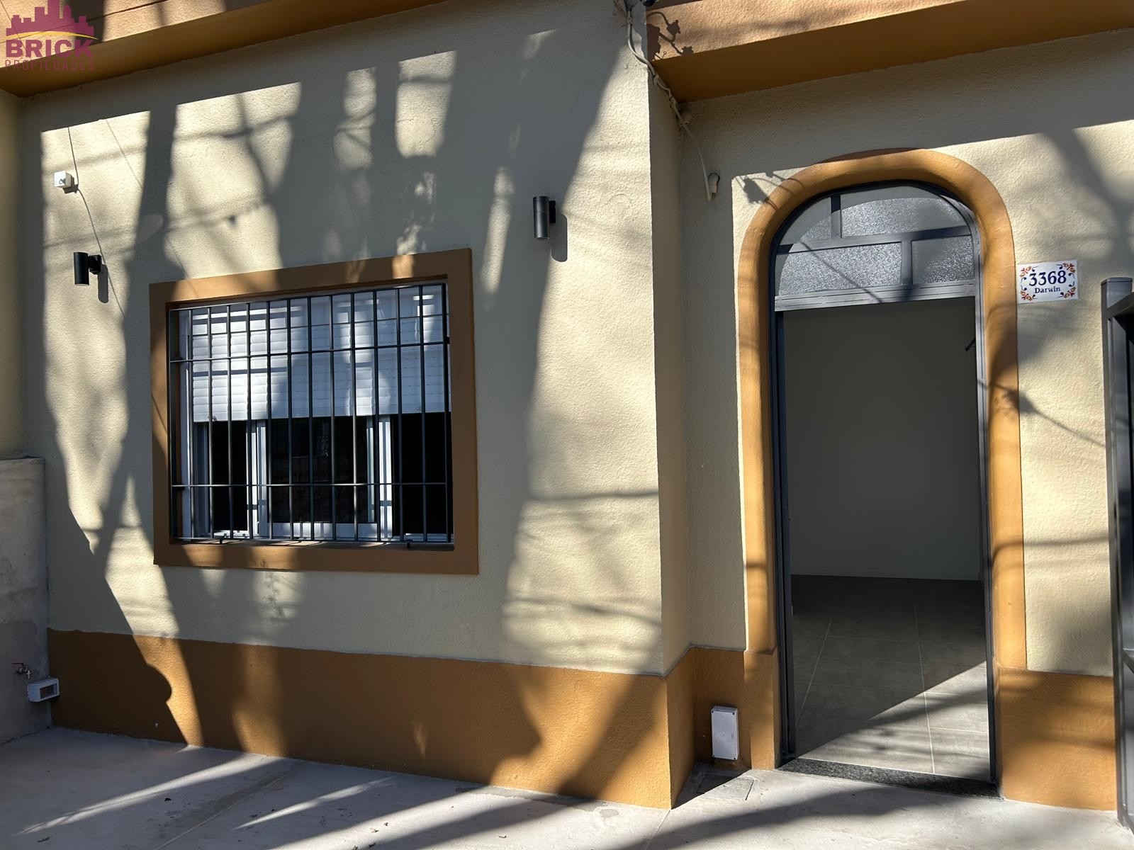 Casa Totalmente A Estrenar. 2 Dormitorios, Barbacoa, Cochera. A Media Cuadra De Luis A. De Herrera