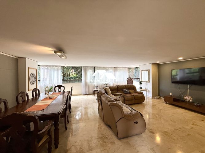 Apartamento de 4 alcobas en arriendo en Los Balsos, Medellín, 212 m² · foto 3 de 17