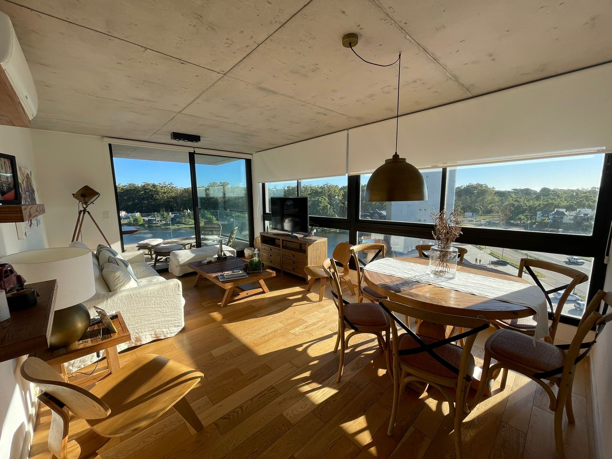 Apartamento en alquiler de 2 dormitorios con muebles y vista al lago en Av Americas Carrasco