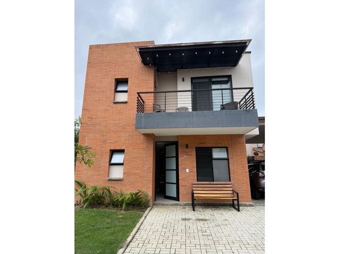 Casa de 3 alcobas en venta en Cerritos, Pereira, 195 m² · foto 2 de 15