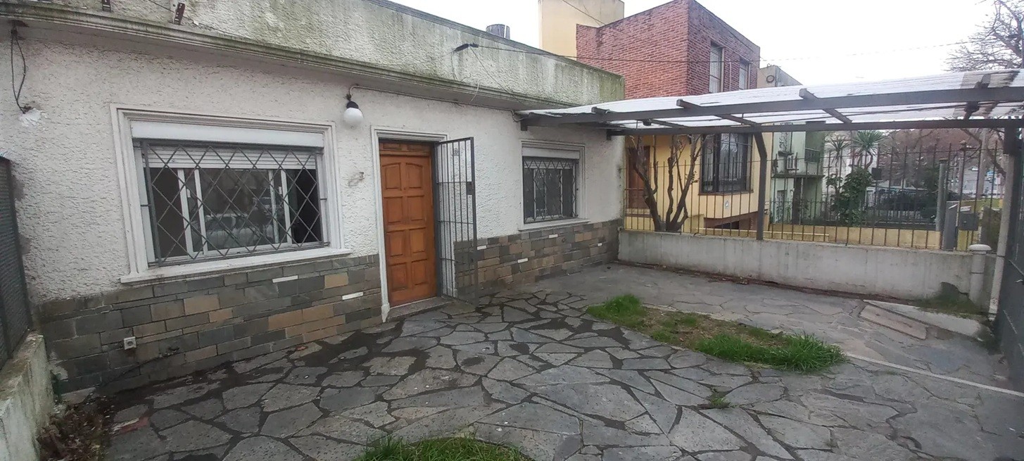 ALQUILER CASA EN BUCEO DE 2 DORMITORIOS, PLANTA BAJA AL FRENTE, COCHERA TECHADA, PATIO, SIN GASTOS COMUNES