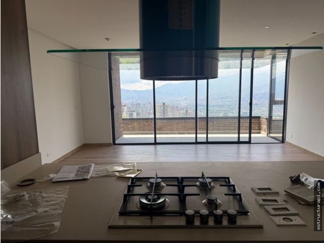 Apartamento de 3 alcobas en venta en Vía Las Palmas, Medellín, 140 m² · foto 2 de 13