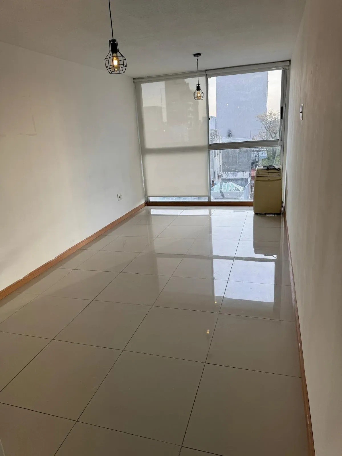ALQUILER EN TRES CRUCES, MONO AMBIENTE EN PISO 4 AL CONTRA FRENTE, PORTERIA DIURNA, SUM