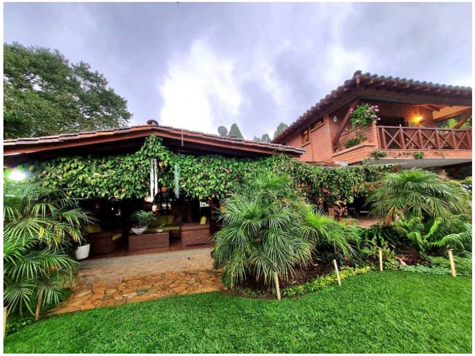 2BR House in Vía Las Palmas (350 m²) for Sale