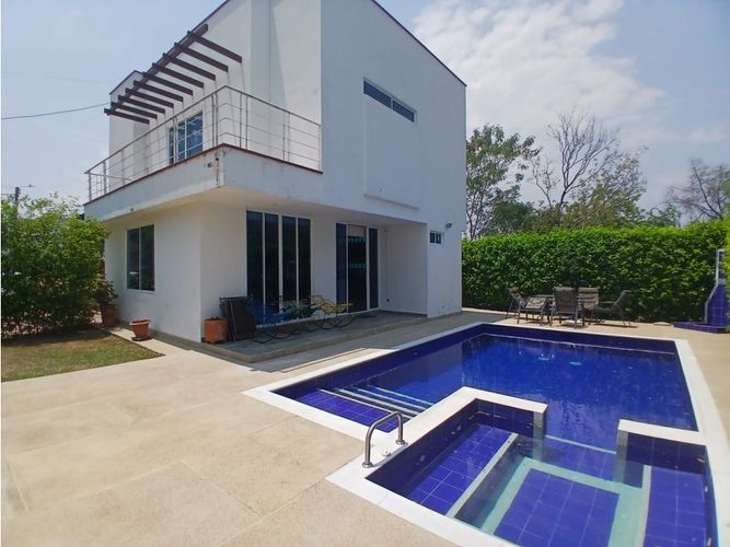 Casa de 4 alcobas en arriendo en Cn. Los Tulipanes, Girardot, 179 m² · foto 2 de 24