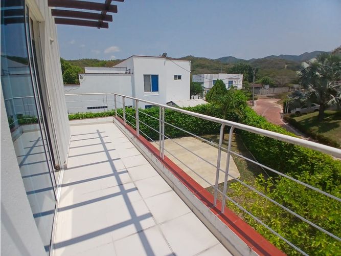 Casa de 4 alcobas en arriendo en Cn. Los Tulipanes, Girardot, 179 m² · foto 23 de 24