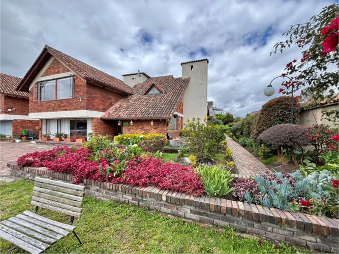 Casa de 4 alcobas en venta en San Jose De Bavaria, Bogotá, 237 m² · foto 2 de 24
