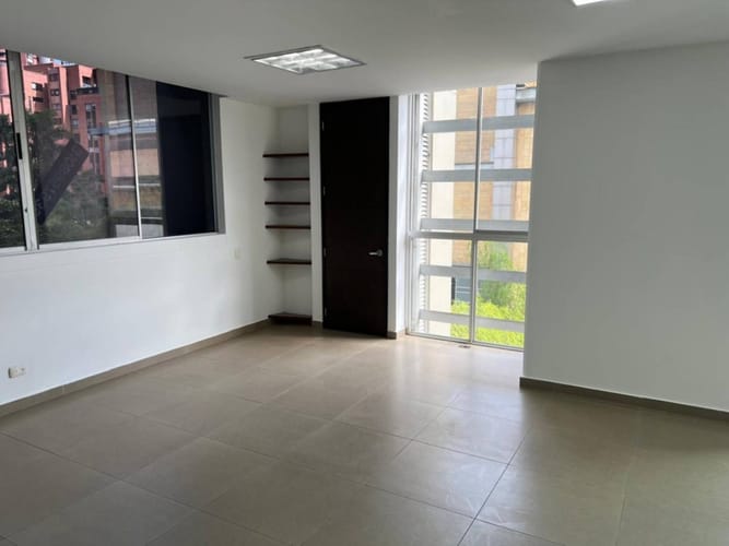 Oficina en arriendo en Los Balsos, Medellín, 56 m² · foto 2 de 18