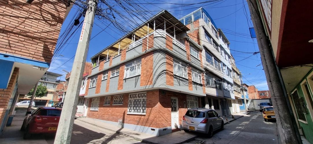 Casa de 8 alcobas en venta en Roma, Bogotá, 220 m² · foto 2 de 22