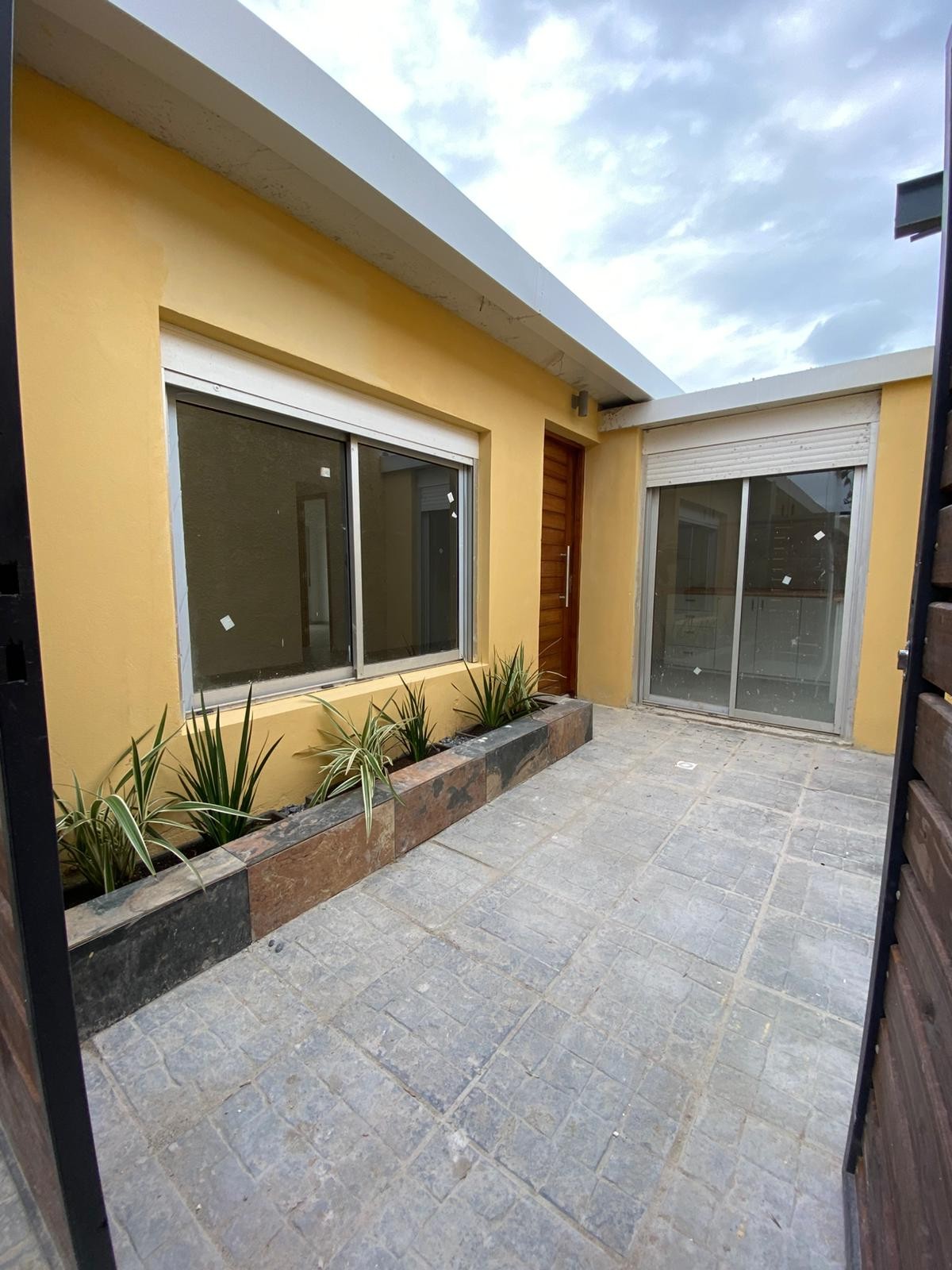 Exclusivo Alquiler: Encantador Apartamento de 2 Dormitorios en el Prestigioso Barrio Aires Puros.
