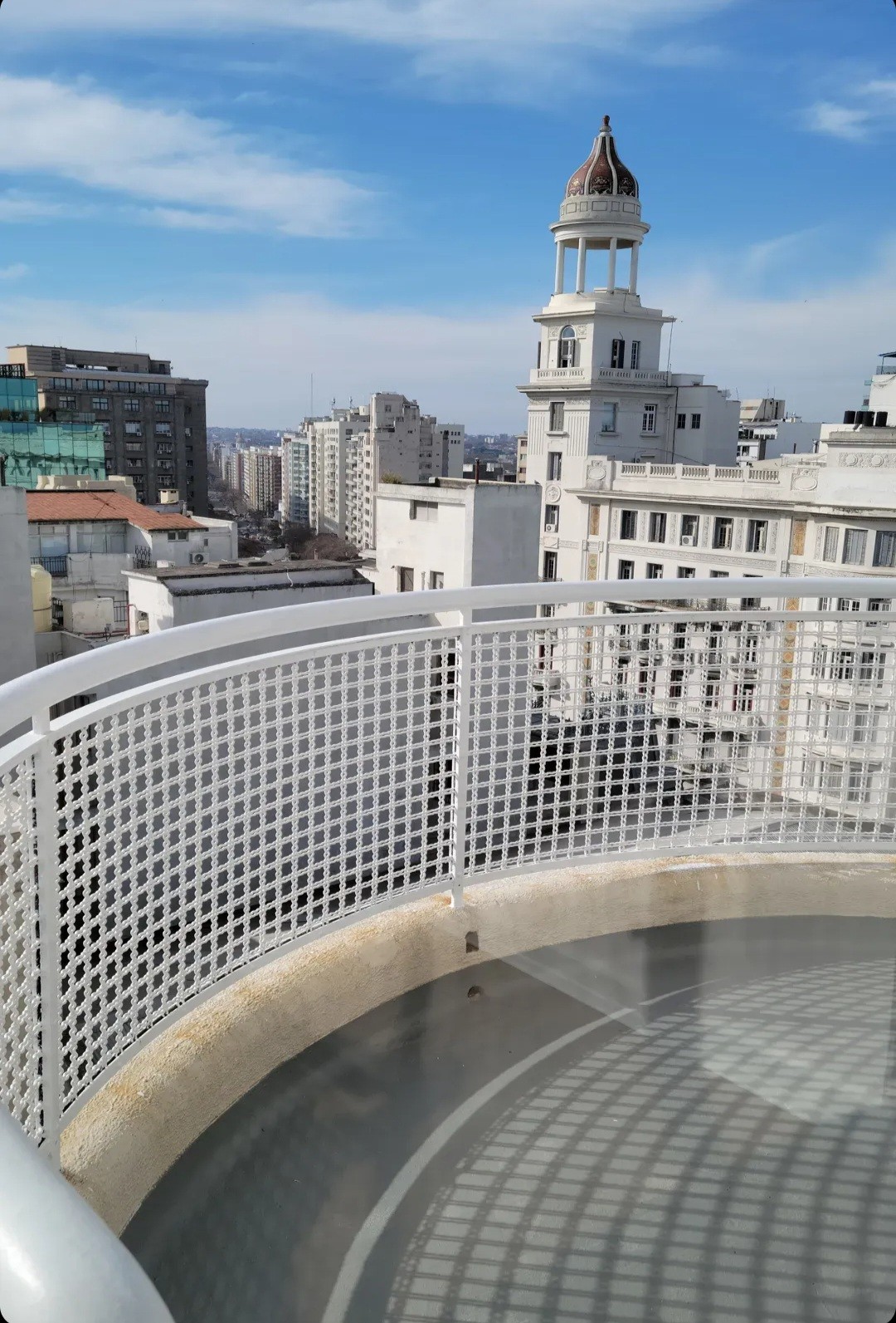 Exclusivo apartamento de lujo en alquiler: 2 dormitorios, 2 baños, vistas panorámicas desde un piso 12 al frente en San José, a pasos de Río Negro.