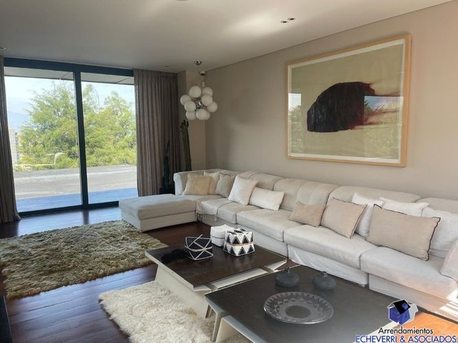 Casa de 4 alcobas en venta en Los Balsos, Medellín, 890 m² · foto 2 de 21