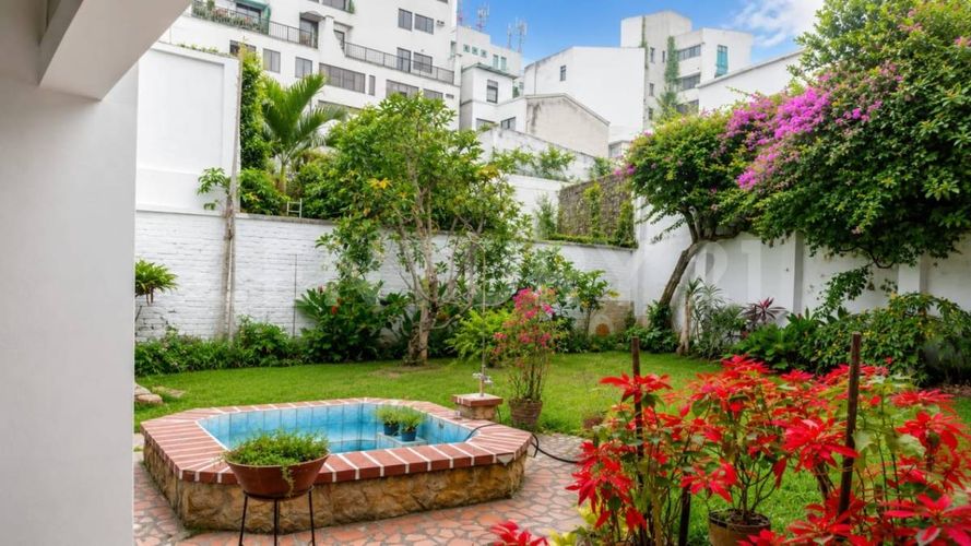 Casa de 6 alcobas en venta en Granada, Cali, 450 m² · foto 2 de 8