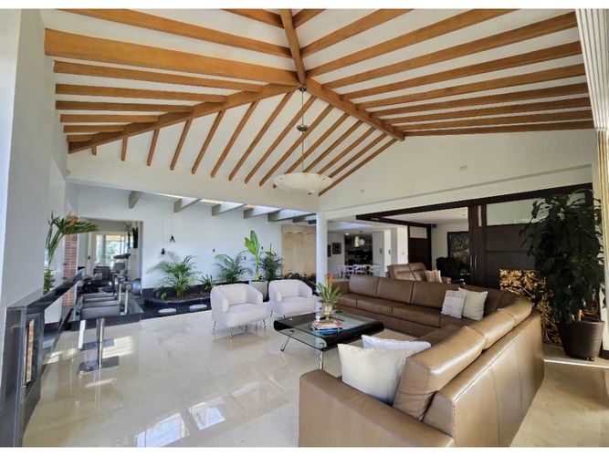 Casa de 4 alcobas en venta en Loma Del Escobero, Envigado, 606 m² · foto 2 de 24
