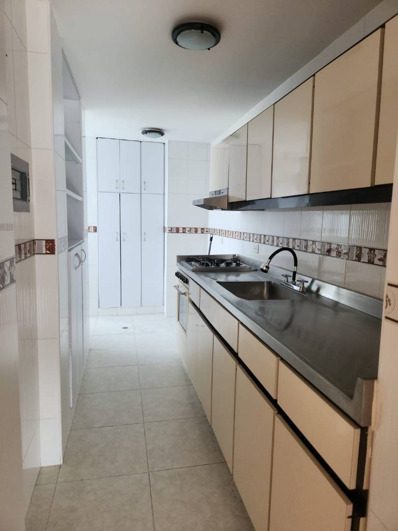 Apartamento en venta en Santa Barbara Central, Bogotá · foto 4 de 23
