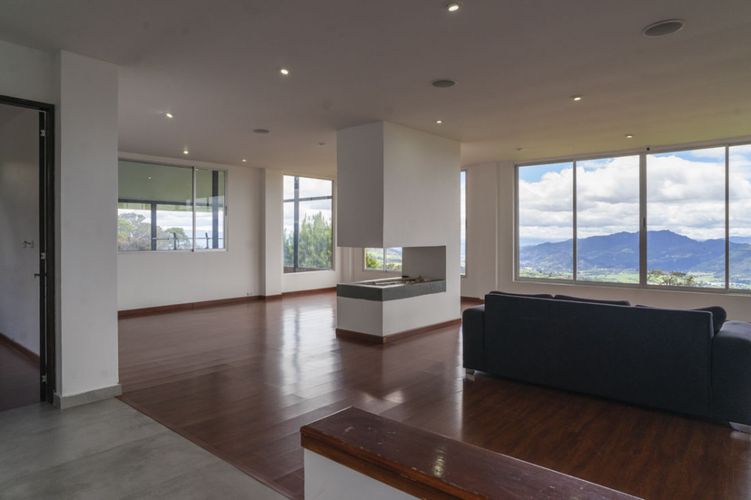 Casa de 4 alcobas en arriendo en Yerbabuena, Sopó, 440 m² · foto 3 de 24