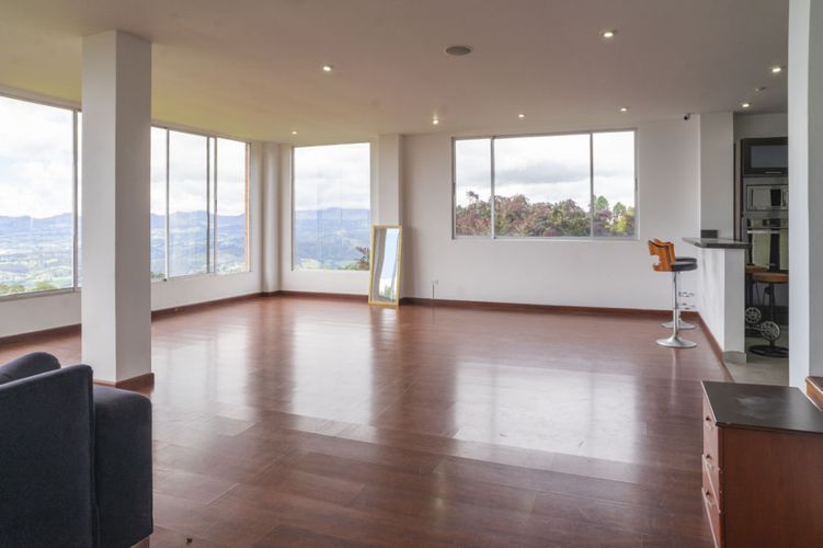 Casa de 4 alcobas en venta en Yerbabuena, Sopó, 440 m² · foto 2 de 24